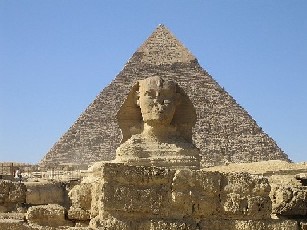 Esfinge e a pirâmide de Quéops. Foto: Wikipedia.