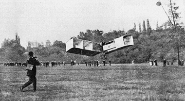 O brasileiro Santos Dumont voa no 14 Bis, o primeiro avião do mundo.