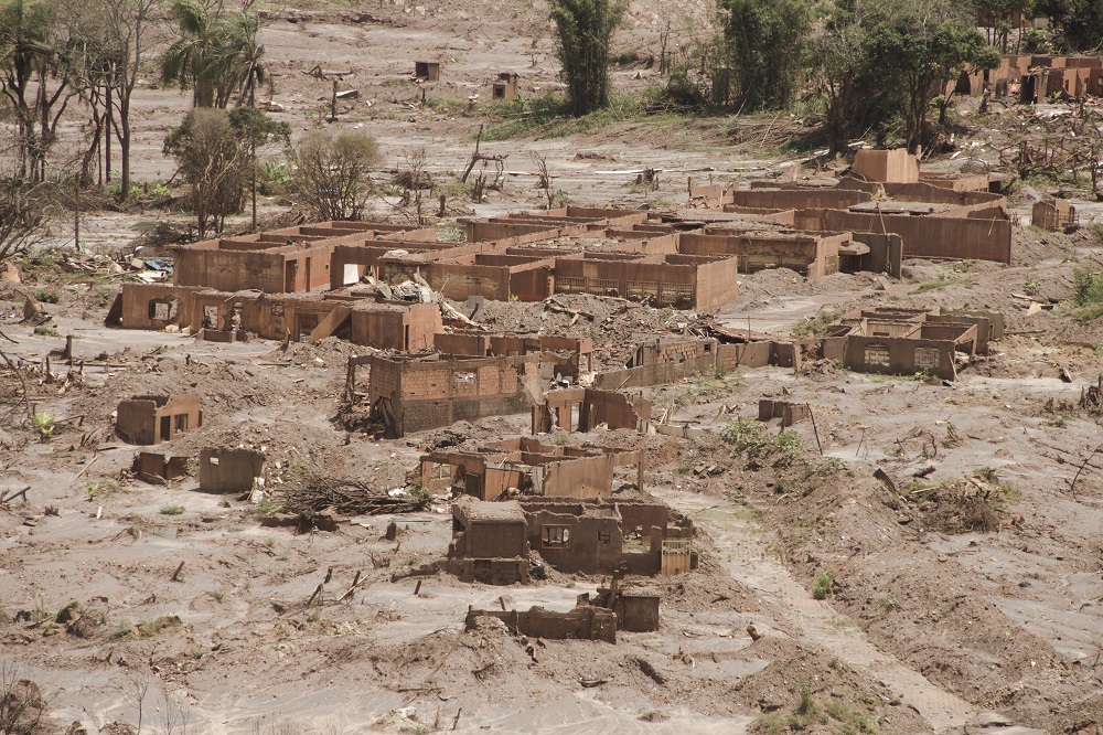 Tomada aérea mostra casas destruídas em meio à lama dos rejeitos da barragem de Fundaão, em Mariana (MG)