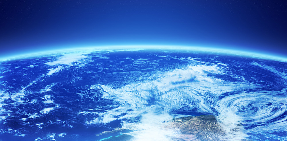 Ilustração do planeta Terra sobre o espaço sideral mostrando a camada de ozônio e a superfície com continentes e oceanos sob nuvens.